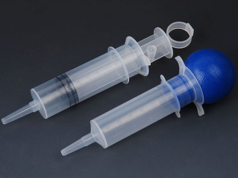 Irrigation syringe with bulb